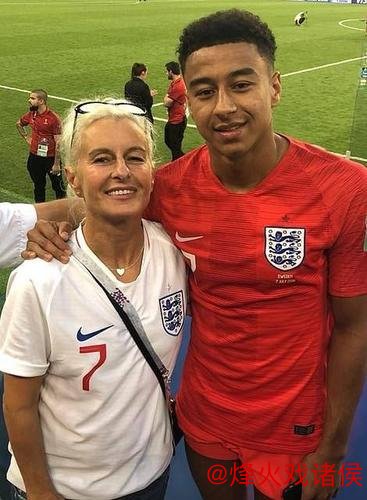 林加德晒女儿怀抱照:祝大家节日快乐 林加德晒女儿怀抱照:祝大家节日快乐