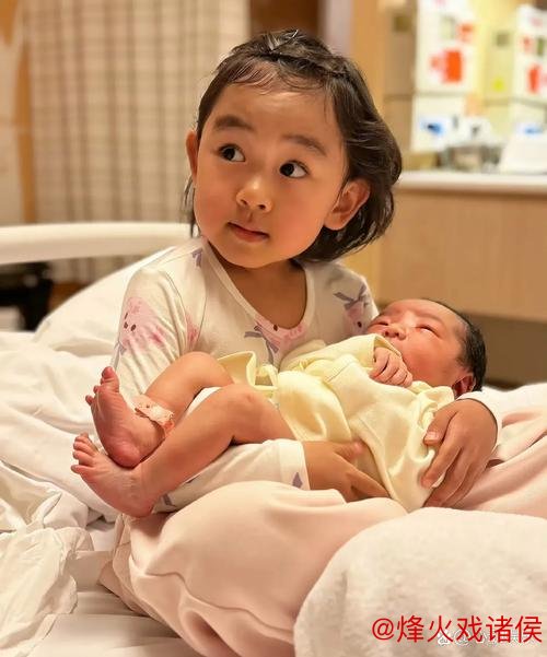 林加德晒女儿怀抱照:祝大家节日快乐 林加德晒女儿怀抱照:祝大家节日快乐