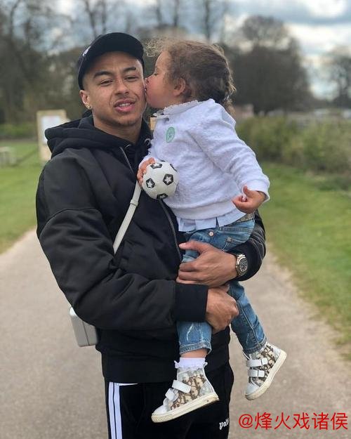 林加德晒女儿怀抱照:祝大家节日快乐 林加德晒女儿怀抱照:祝大家节日快乐