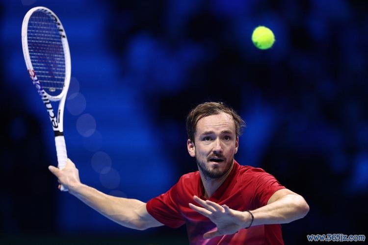 ATP总决赛梅德韦德夫首胜保出线希望 辛纳两连胜