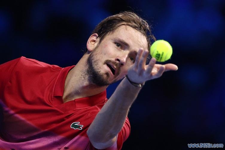 ATP总决赛梅德韦德夫首胜保出线希望 辛纳两连胜