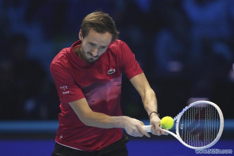 ATP总决赛梅德韦德夫首胜保出线希望 辛纳两连胜