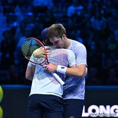 ATP总决赛辛纳3连胜夺小组第一 弗里茨逆转出线