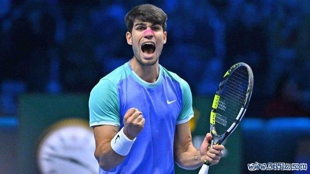ATP总决赛阿尔卡拉斯斩获首胜 兹维列夫取两连胜