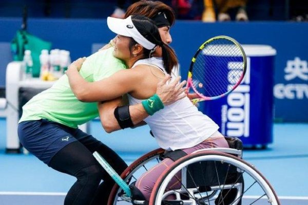 必威体育官网 吴尊张之臻携网球场上的“轮椅舞者” 共赴名人精英表演赛
